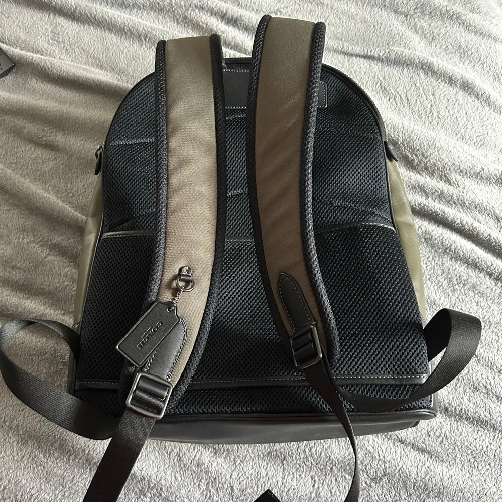 Less than a year old. Barely used. No scuffs or blemishes - Picture 3 of 4